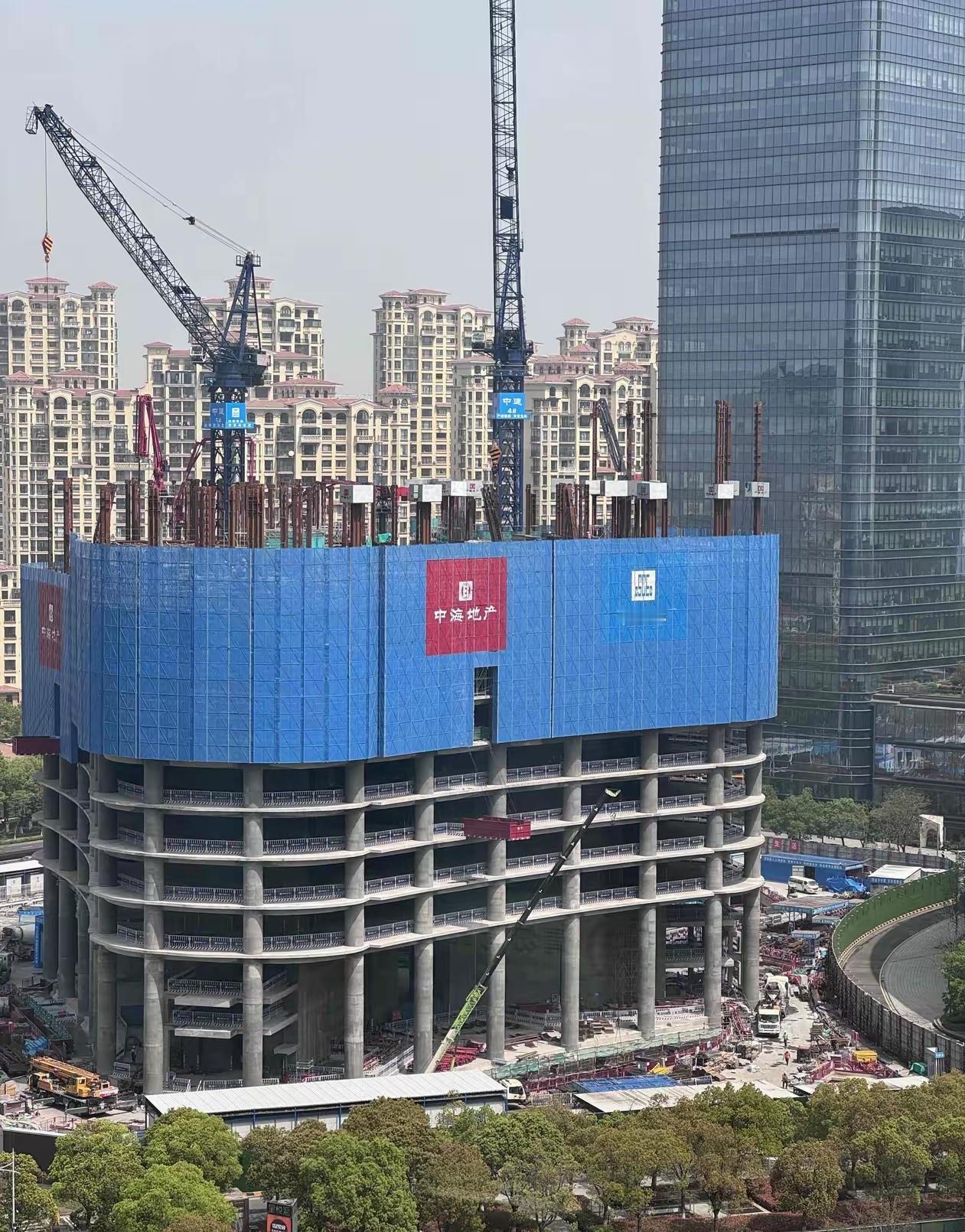 建议就此封顶即可。底下七层，地上十层，也不矮。苏州的经济实力，无需一座高楼来