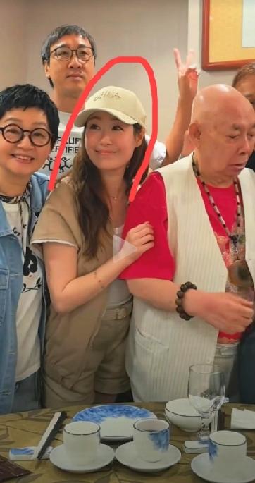 不得不感慨！作为内地第一个被周星驰签的星女郎，李卉是一手好牌打成稀烂！原定主