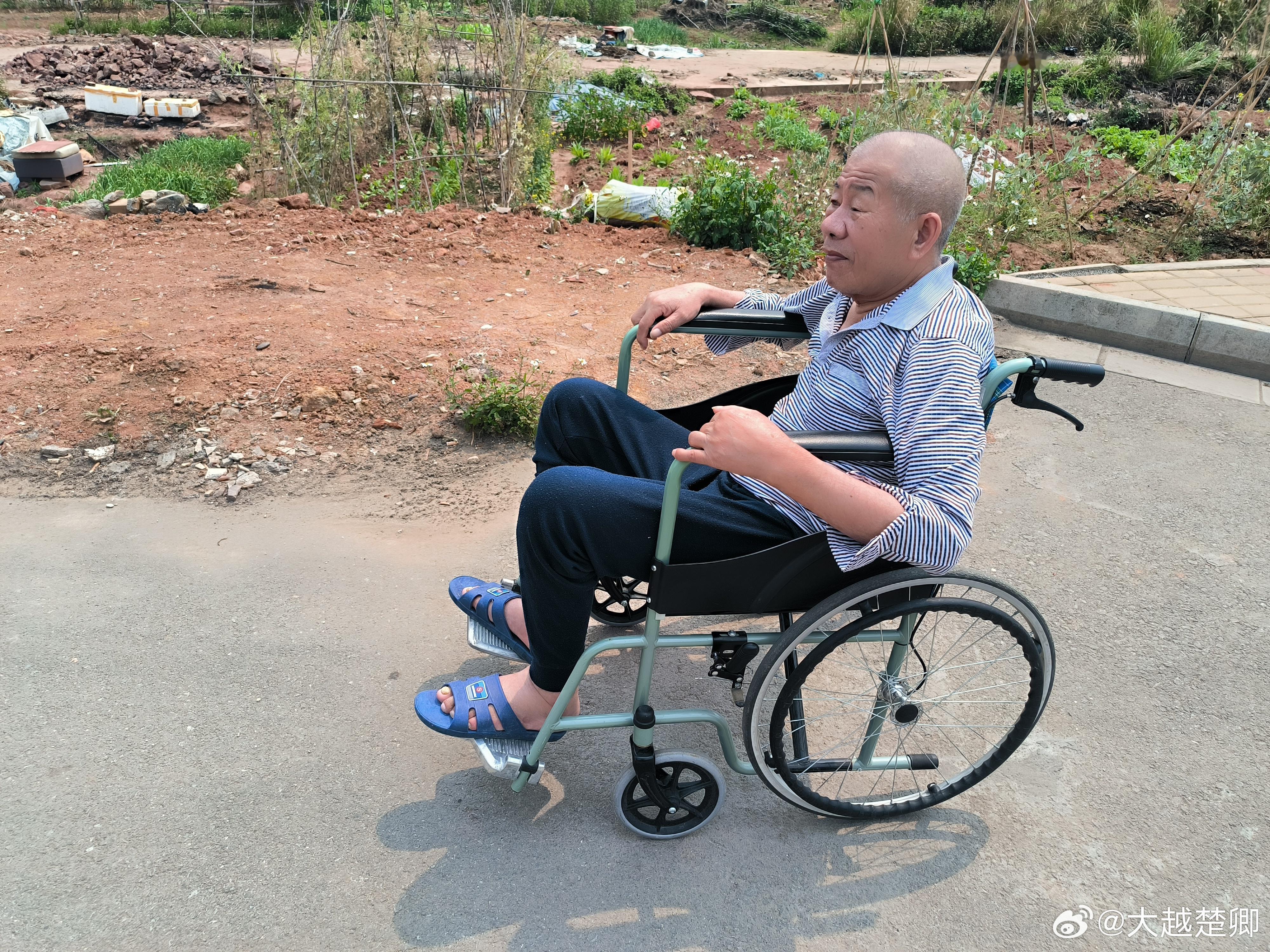老爸中风瘫痪后，无论我如何苦劝，他就是不积极锻炼康复，甚至很排斥复健。他总认为，