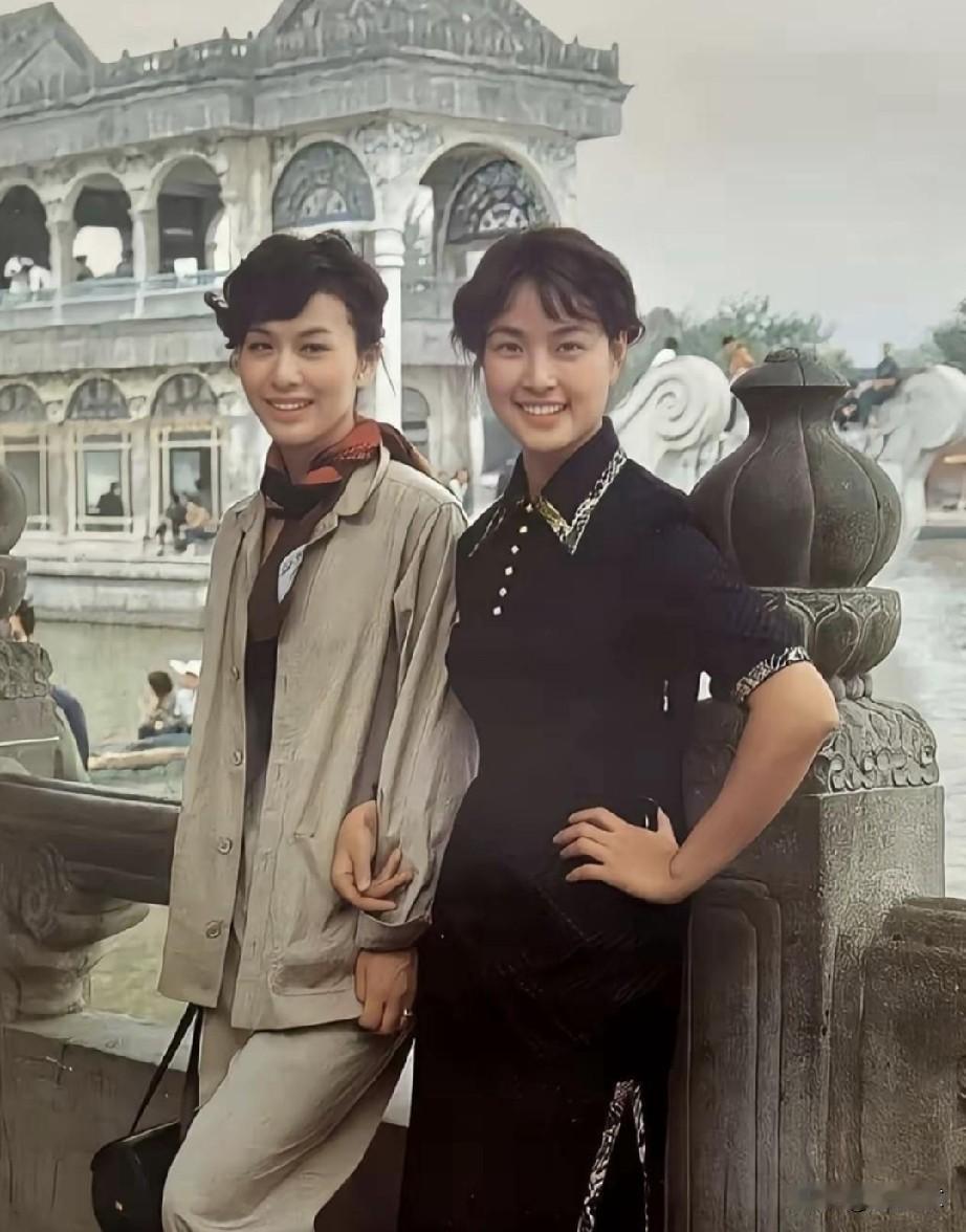 1979年，刘晓庆与栗原小卷的合影流传至今。照片中，两位美女各有韵味，刘晓庆美