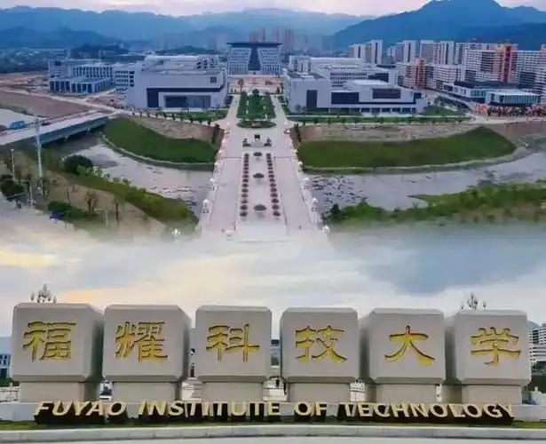 福耀科技大学第一届学生太爽了吧！整个学校五十人，环境那么好，而且第一届怎的都