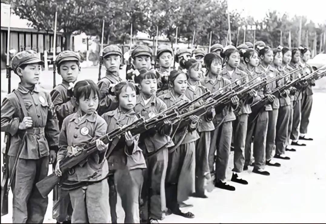 今天刷到网友发的老照片，照片是1973年大连小学生用真枪学习打靶的场景。那时候的
