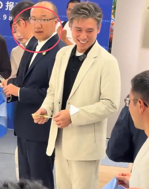 李乃文因为一个细节，将损失不少商业活动机会。某活动请了李乃文剪彩，结果乃叔先是吉
