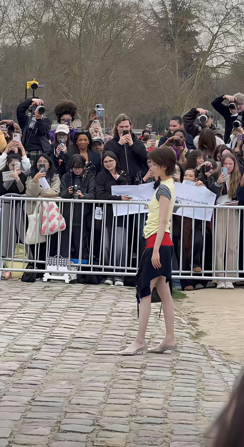 迪丽热巴没有去成巴黎时装周，结果成了陈都灵的主场，只是这场地看着也没多高端啊