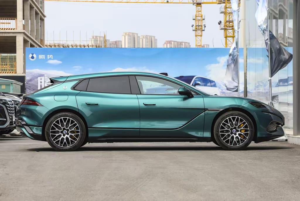 二代刀片电池和闪充发布后，腾势Z9GT迅速火爆了起来，充电太快，续航太长，价格也