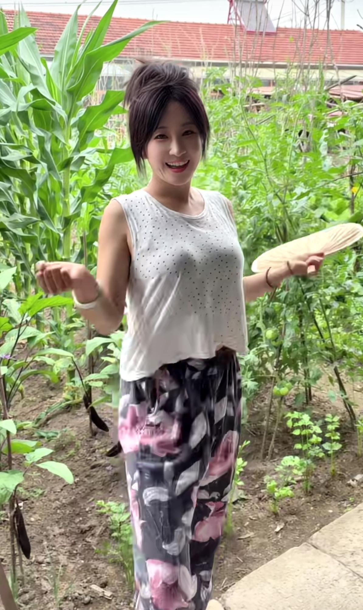 豪爽少妇激情四射。