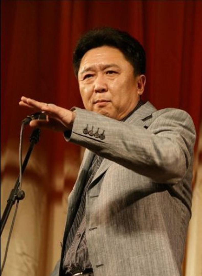 就得像于谦这般行事有些人对着郭德纲，一口一个“小黑”，一口一个“小胖”，成天叫