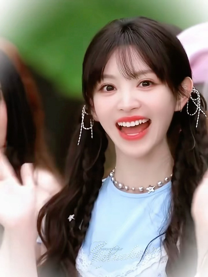 这个细微今天也太萌了🥹🥹不仅有小猫敬礼坐那看秀跟个小手办似的完全是👉🏻?