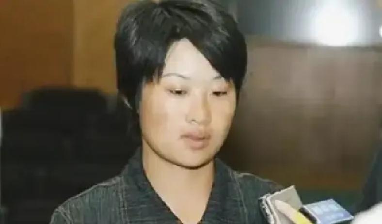 “我保护自己也错了吗！”2003年，北京，3位男子深夜强行闯入女生宿舍，殴打其中一名女子，并撕烂她的