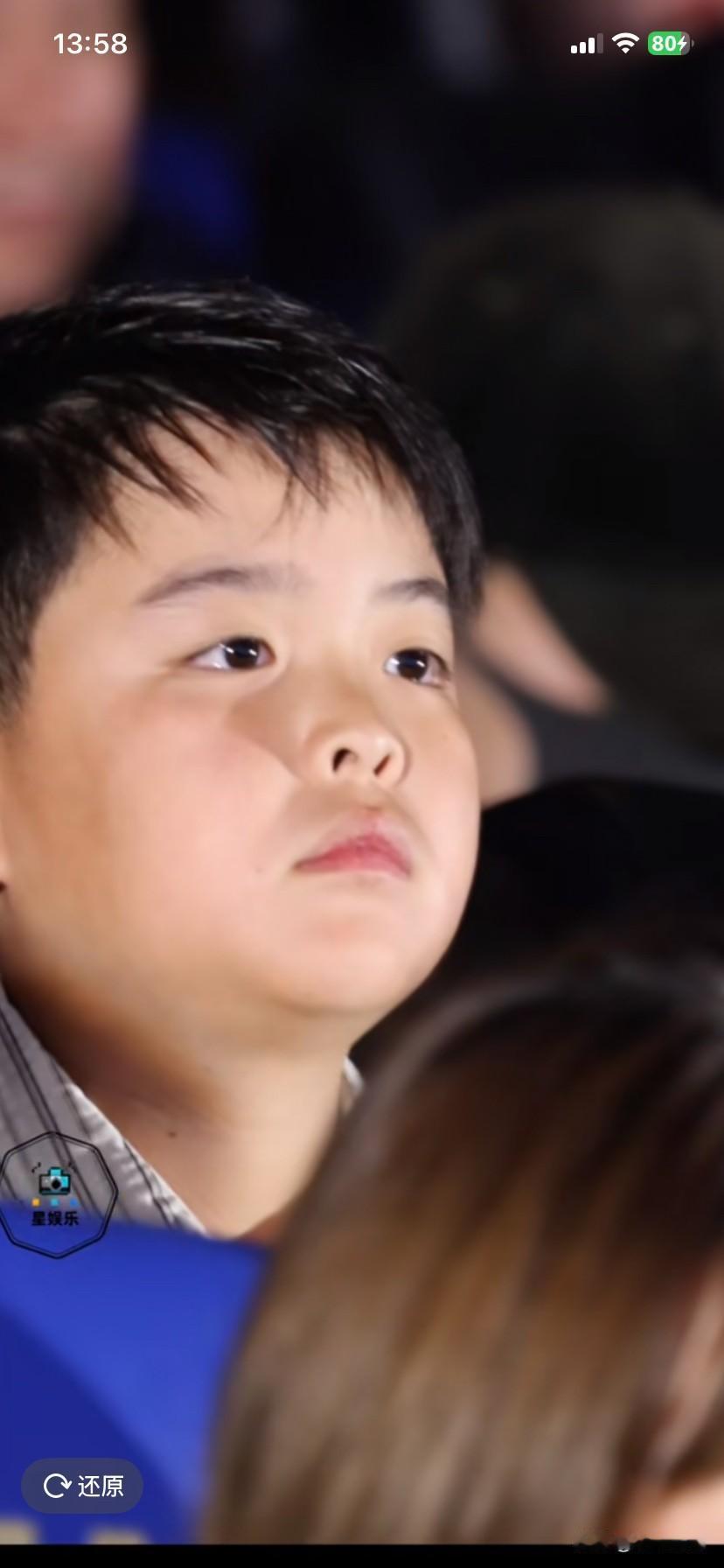 陈思成儿子陈朵朵跟爷爷陈胜奇也很像呀！不过朵朵和爸爸陈思诚，就像复制粘贴一样！