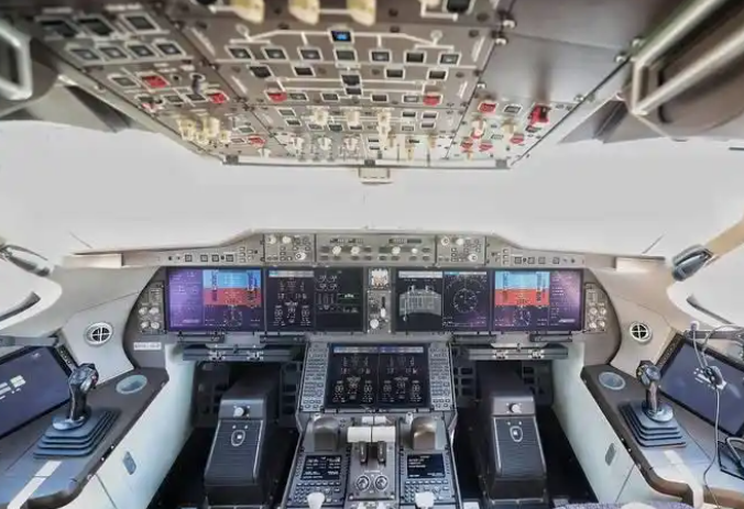C919的驾驶舱直接把波音737的老仪表盘比成了老古董，一块15寸大屏顶737十