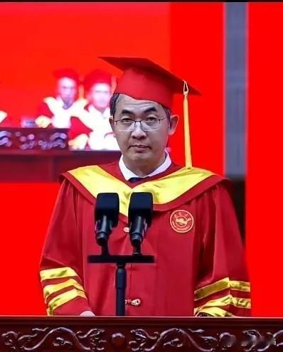 付磊看中曾某某什么，我不知道，但我知道的是付磊和曾某某在一起时确实显年轻。果
