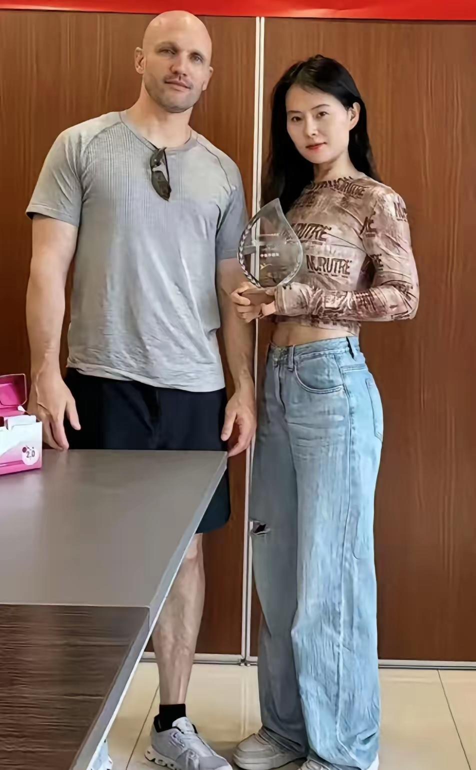天道好轮回！崇洋媚外网红小易翻车，完美人设碎了一地！远嫁美国这些年，她把“崇