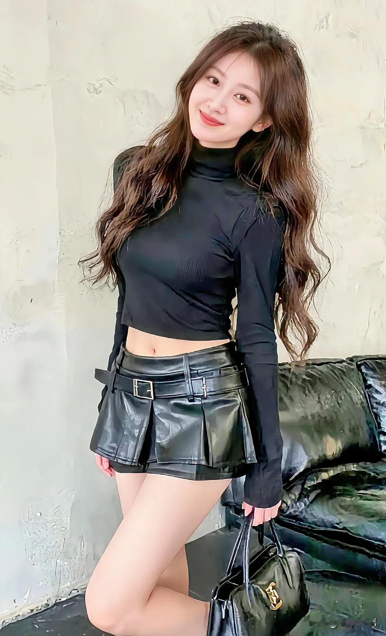 这个小姐姐穿着酷酷的黑色皮裙，搭配高领长袖上衣，显得时尚又有个性。