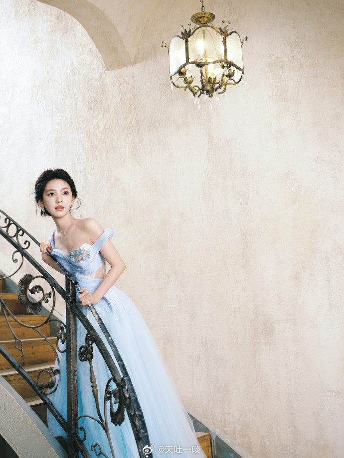 浅蓝水钻礼服，清冷神秘灵动梦幻——章若楠。每日明星美图分享