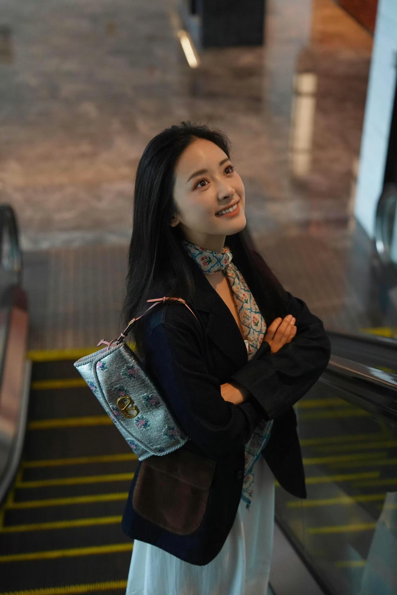 沈月确实漂亮且是原装脸，和2018年出演杉菜时的她对比五官变化不大。她唯一吃亏就