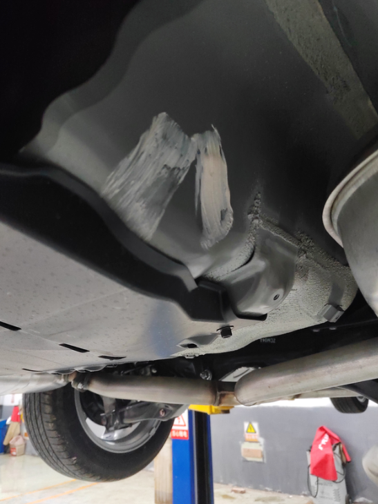 雅阁新车腻子，做工粗糙？今天定了雅阁提车，发现后备箱下面有两块腻子，新车啊，都有