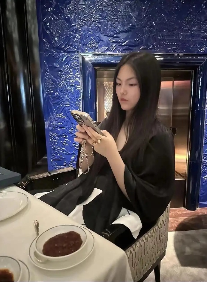这是往名媛方向发展呀，比名媛还名媛了。​​​