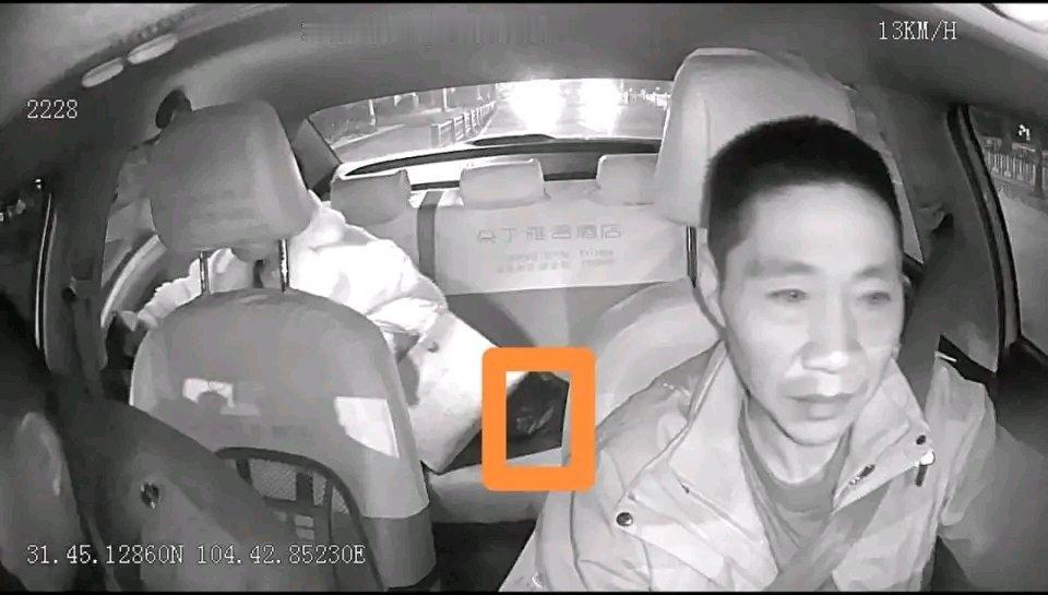 这世上还是好人多啊！1月8日凌晨，四川绵阳的李女士店面打烊，带着3万多现金坐出租