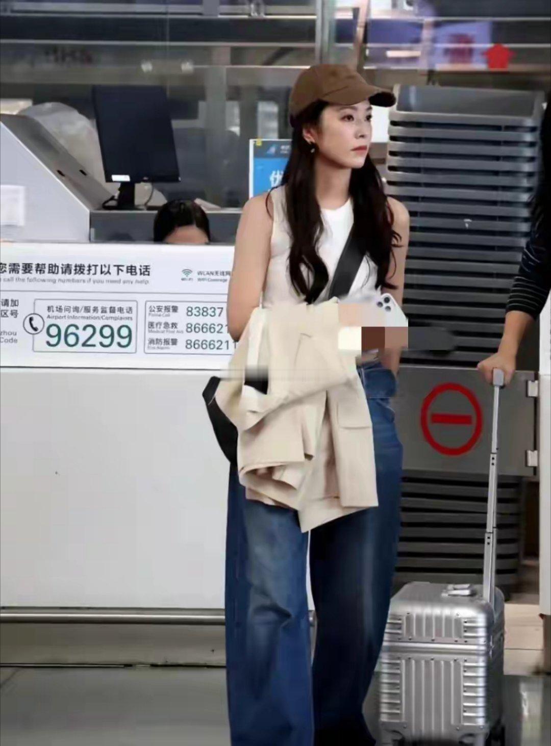 李云霄最新机场路透图，一身穿搭简约清爽，舒服又大气！​​​