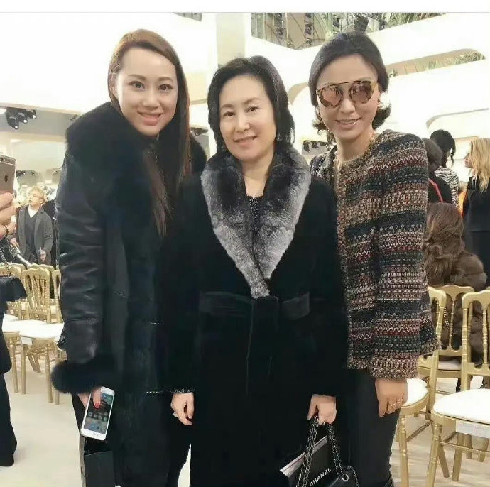 这大衣她穿了有30年了吧，所以说富婆并不在乎衣服吗？​​​​