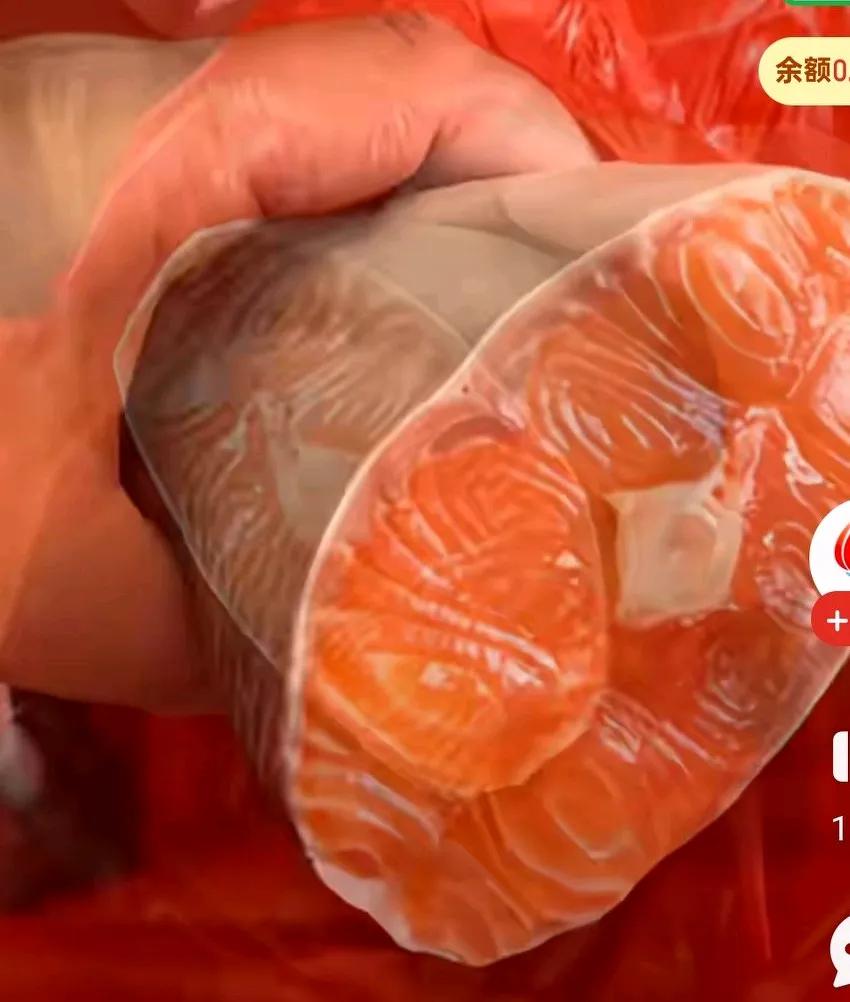 女子买100块钱的三文鱼，让老板送点边角料给猫吃，结果万万没想到老板把新切的鱼