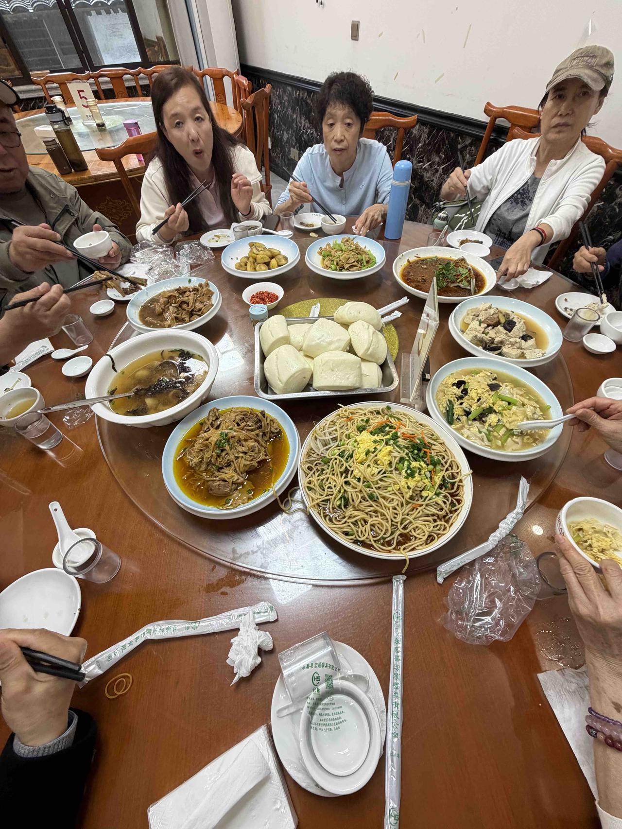 今天，我随西安旅游团，在浙江温州永嘉陶公洞景区游览完后，赶往丽水古街，在丽水桥街