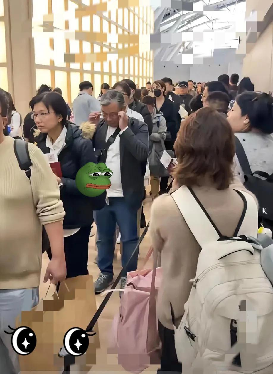 近日，日本机场挤满想要回国的中国游客。因航班大幅取消，游客们都颇为焦虑。25日下