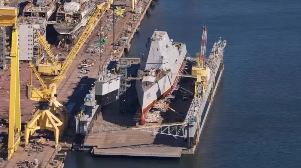 美国海军著名的“违章建筑”DDG-1000<em>朱姆沃尔特级驱逐舰</em>，要鸟枪换炮了！