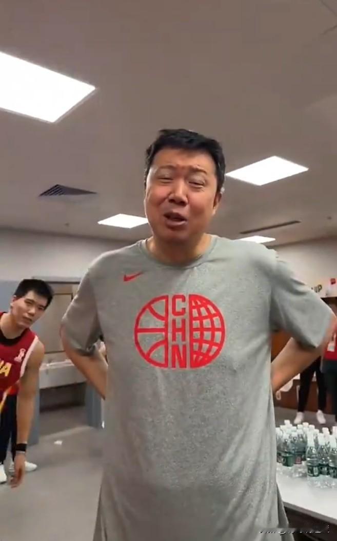 王治郅在更衣室用崇拜和不可思议的眼神看着赵继伟问到:“你这球是咋传的，我看着都要