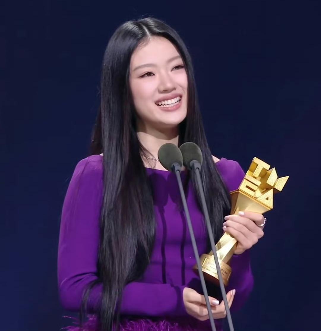 单依纯，实至名归。8月16号晚上，单依纯冲上热搜，这次不是因为演唱会，也不