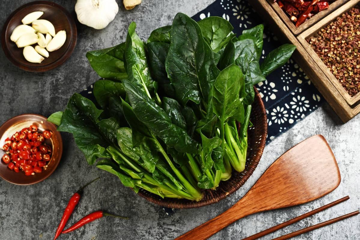 菠菜大量上市！医生多次强调：高血糖患者吃菠菜，多注意这5点天气一暖，菠菜铺天