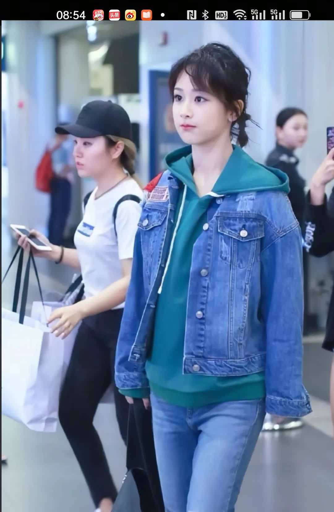 今天看到一张早期杨紫的照片，一身牛仔服，扎着一个小辩子，脸看着也小，身材也瘦，不
