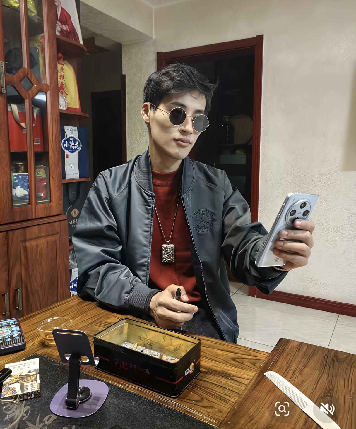 气质翻倍了！云鹏爸爸发了一张张云鹏的最新照片，和以前判若两人啊！网友说外套是