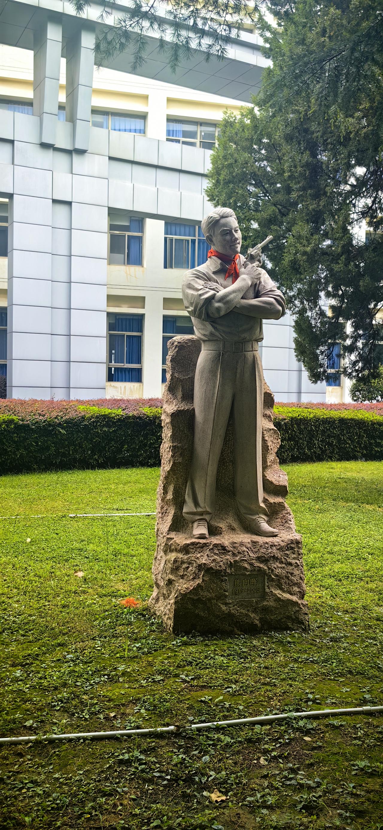 熊向晖（1919—2005），原名熊汇荃，是我党隐蔽战线“龙潭后三杰”之首。受周