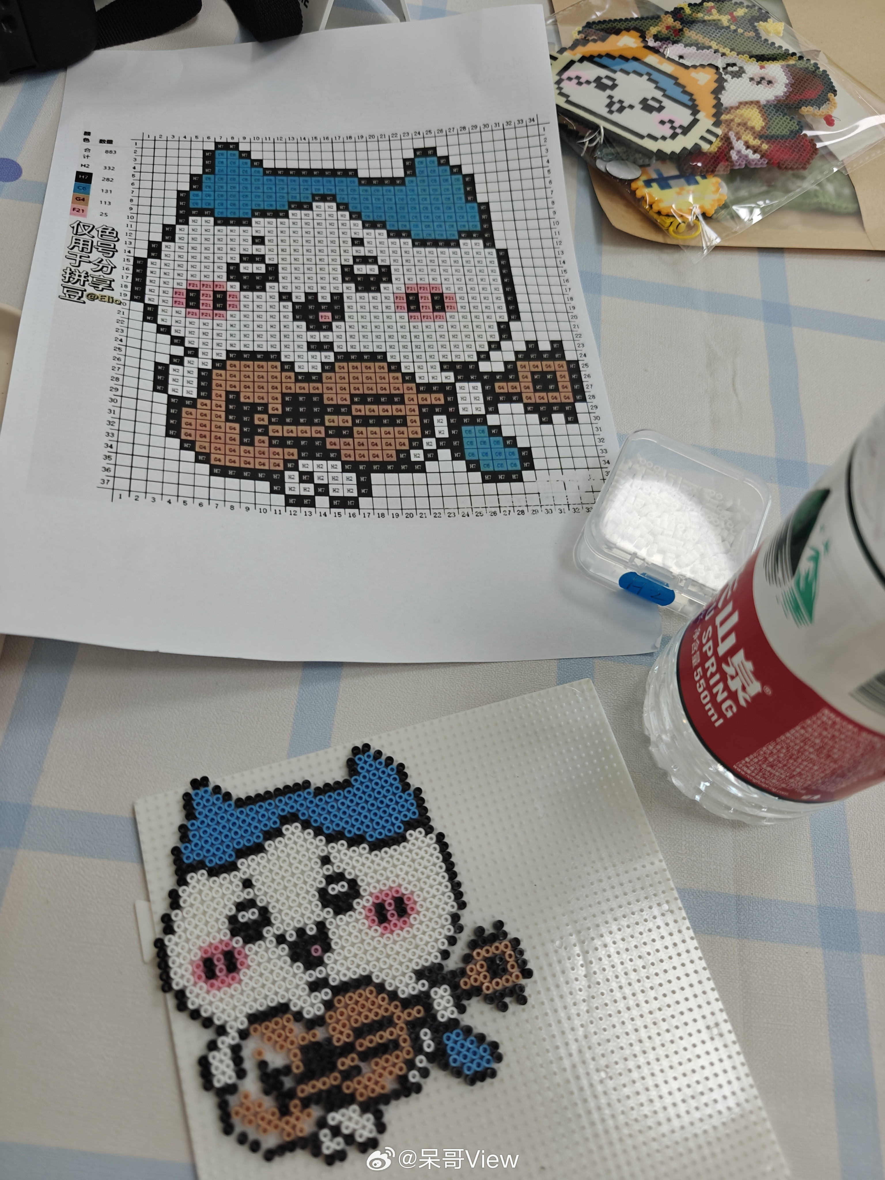 老爸收入不敌女儿卖拼豆直呼崩溃拼豆现在真的超火爆，我周末想出去拼豆，都得起个大早