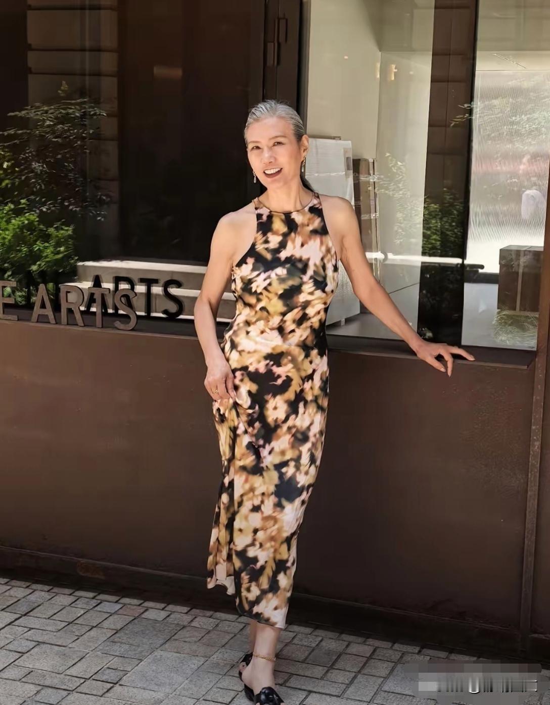 该多自律68岁奶奶这般模样。太令人羡慕了。这身材真好，挺拔又苗条，像18岁的