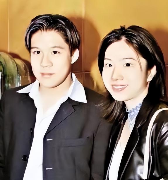 2000年，霍启刚第一次带女友回家，朱玲玲只看了一眼，便说：“你们不合适，分了吧