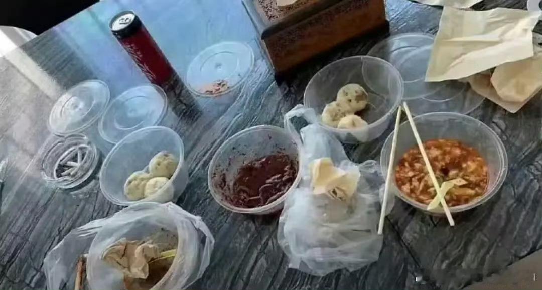 世界上没有一块一模一样的大理石所以大理石餐桌真的很锤吧