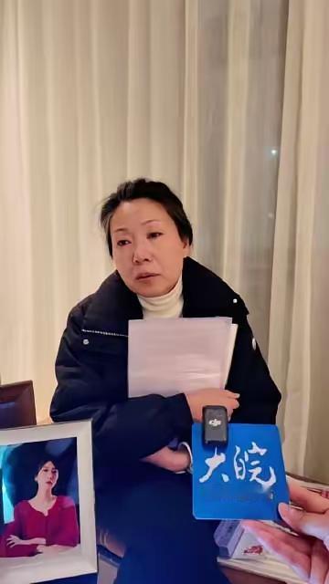 案发当天，被害人母亲通过微信和电话，5次提醒女儿不要开门：1、任何人敲门都别开