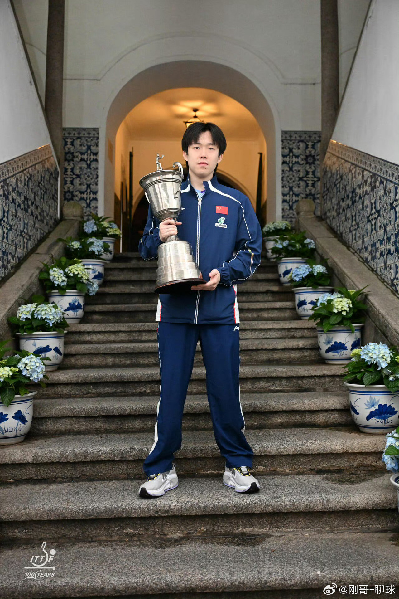 🏙️澳门双冠封神！莎头“一路生花”宣传照刷屏孙颖莎王楚钦台阶上一路生花合照孙