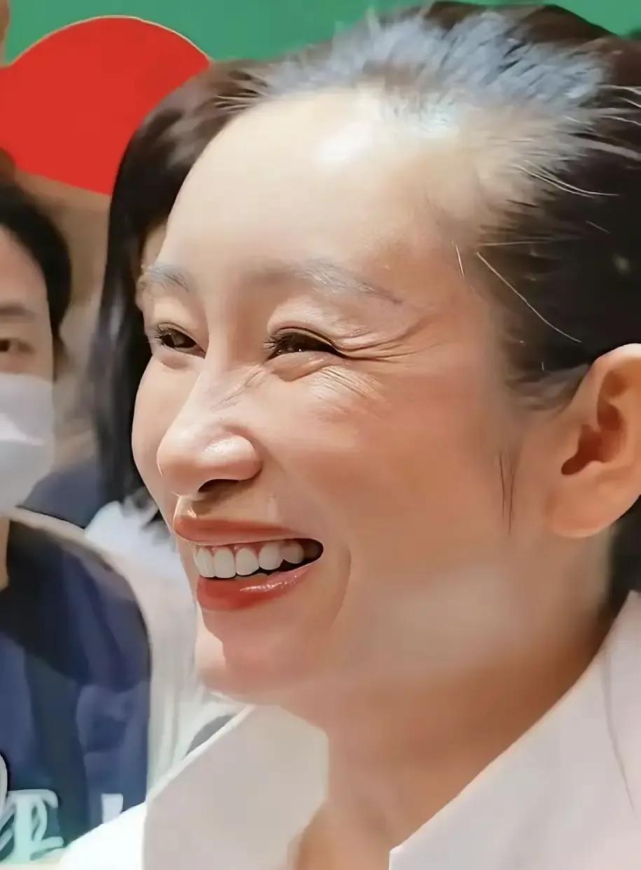 说实话，这次秦海璐真的太“狠”了！连央视都要点名整治的“滤镜依赖症”，她是真敢