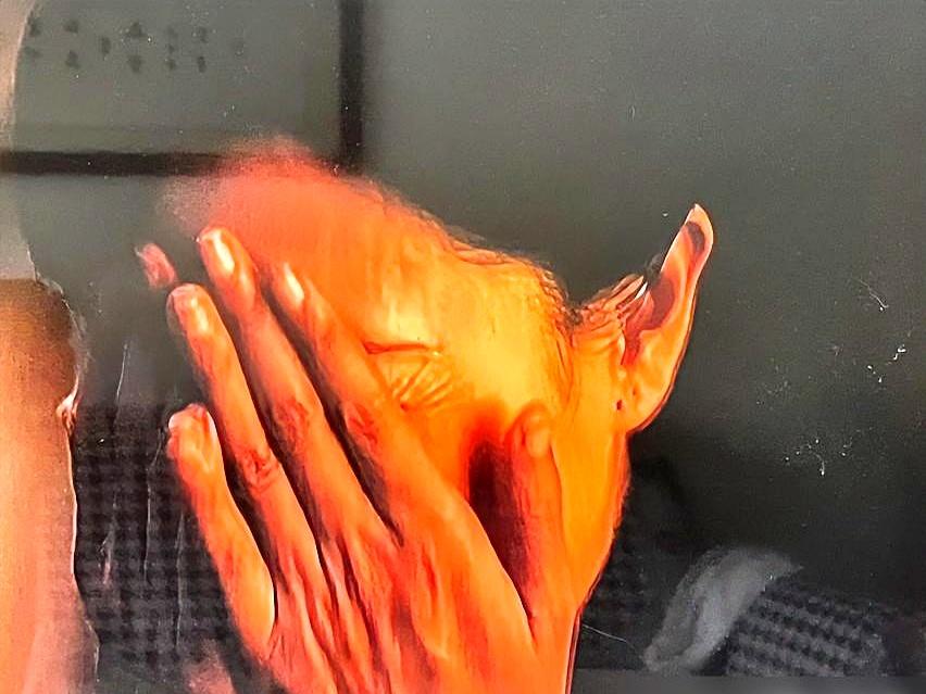 《八千里路云和月》大结局，最狠的不是台词，是手。丁玉娇扑进孟万福怀里痛哭