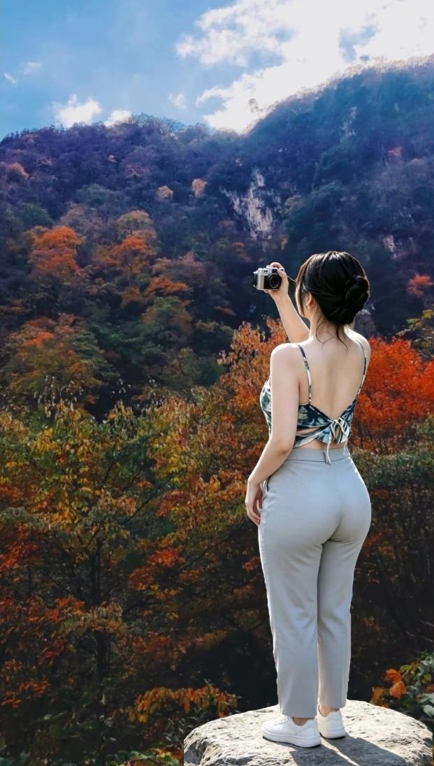 去年秋日，我前往了东拉山大峡谷，那绝美之景至今仍历历在目。一踏入峡谷，便仿若坠