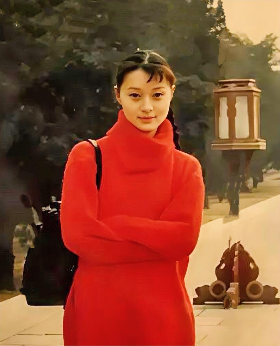一直觉得年轻时期的吴越颜值气质丝毫不输蒋勤勤，图一是年少时的吴越，图里身着红衣的