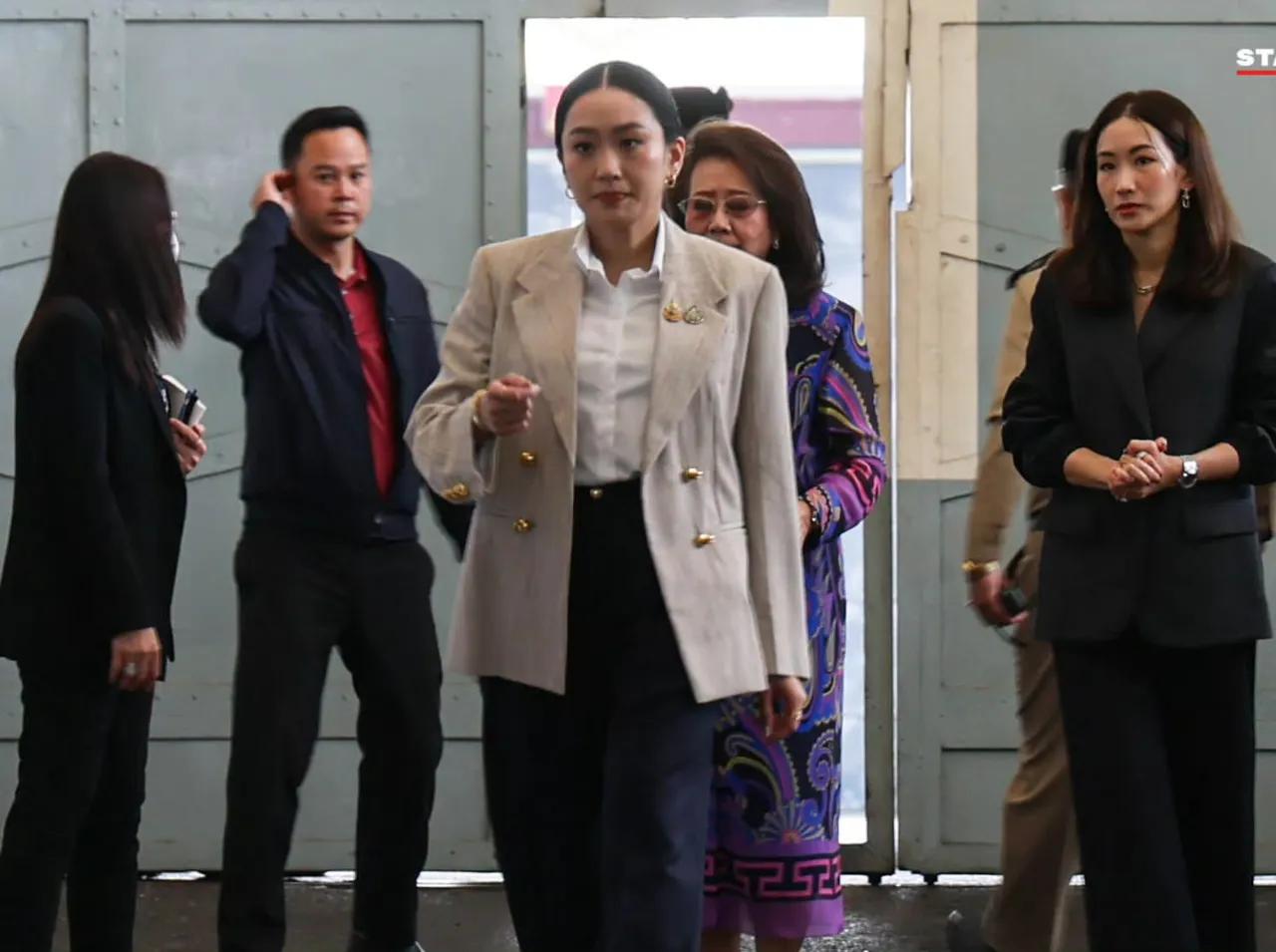 泰国前总理佩通坦和母亲朴乍曼以及姐姐萍通塔一同抵达监狱探望狱中父亲他信，可是他信