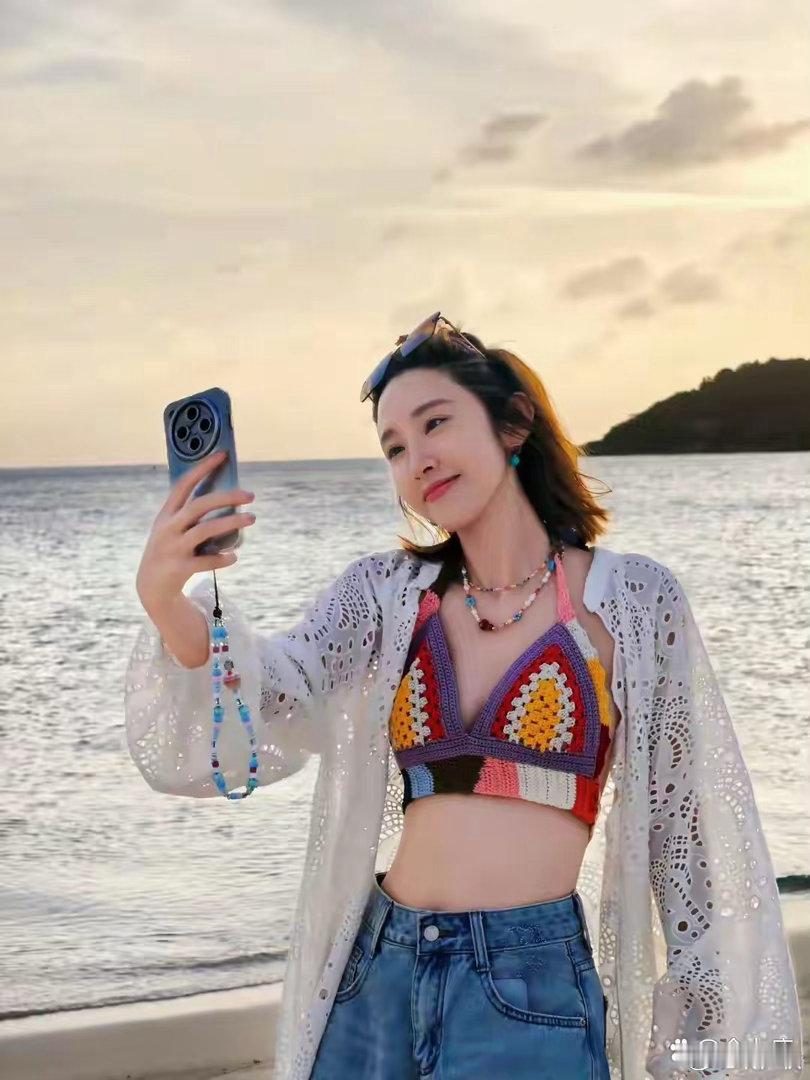 唐艺昕海岛度假大片！多款泳装切换，笑得好甜