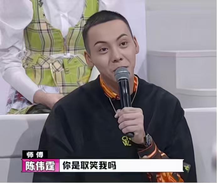 锤娜丽莎：“我叫锤锤，我曾经是一名女团练习生。”戚薇：“真的吗？”锤娜丽