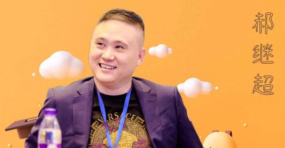 象棋爱好者郝继超战胜九天战神李冠男。近日，一场备受瞩目的象棋较量在棋迷的