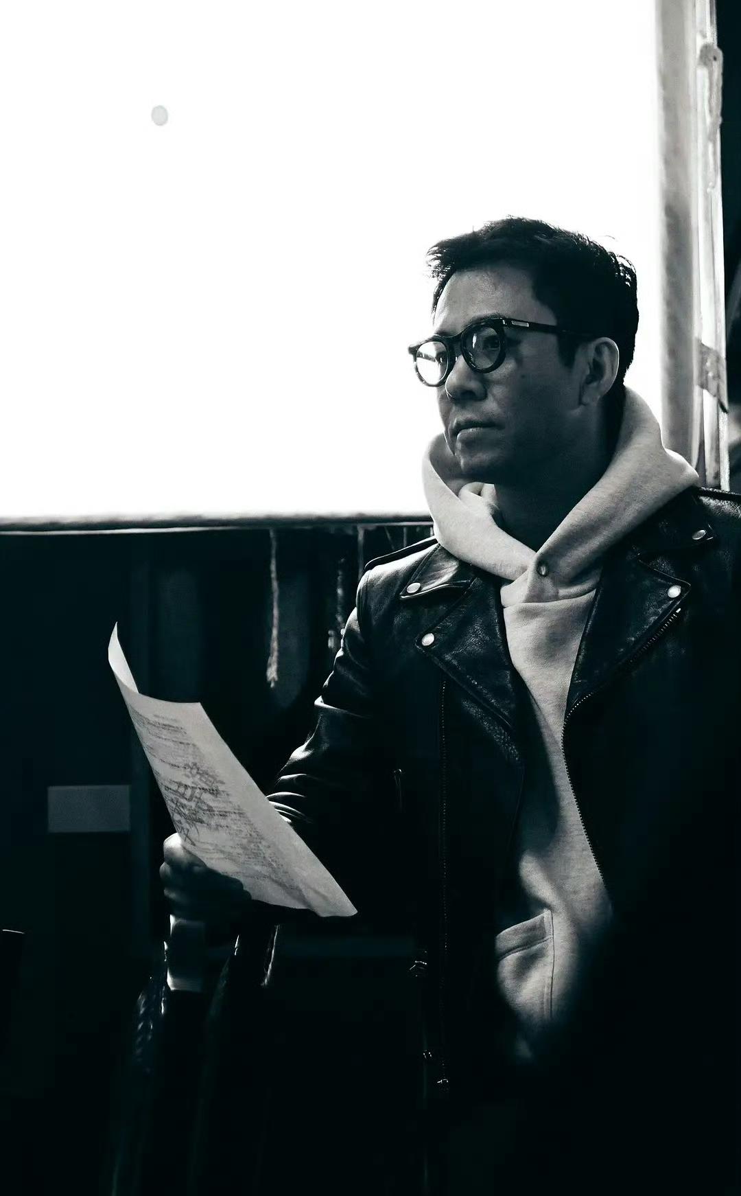 王家卫录音里面，那个号称买了日本武士刀的导演，王家卫还教他怎么逃避崇尚日本军国主